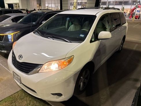 Used 2011 Toyota Sienna LE image 2
