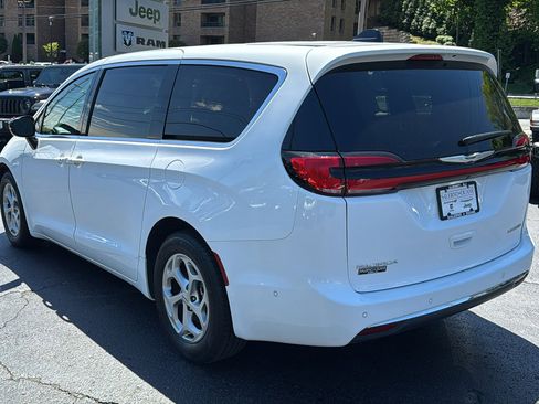 Certified 2024 Chrysler Pacifica Limited FWD image 6
