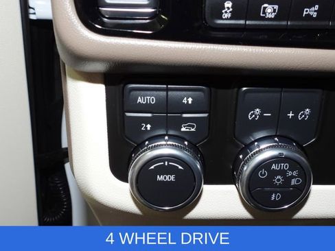 Used 2025 GMC Yukon Denali AWD/4WD image 17