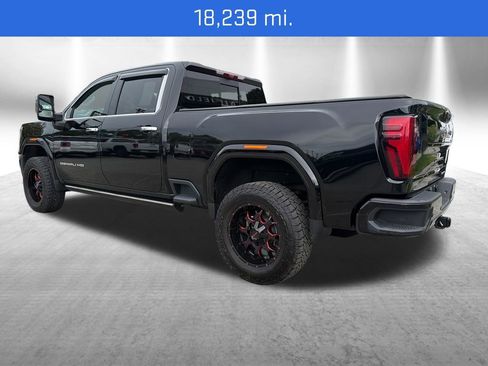 Used 2024 GMC Sierra 3500 Denali Ultimate AWD/4WD image 3