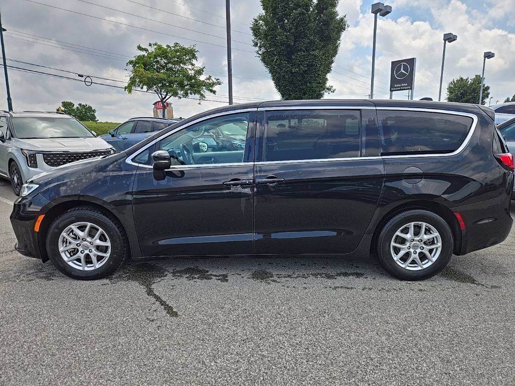 Used 2023 Chrysler Pacifica Touring-L FWD image 9