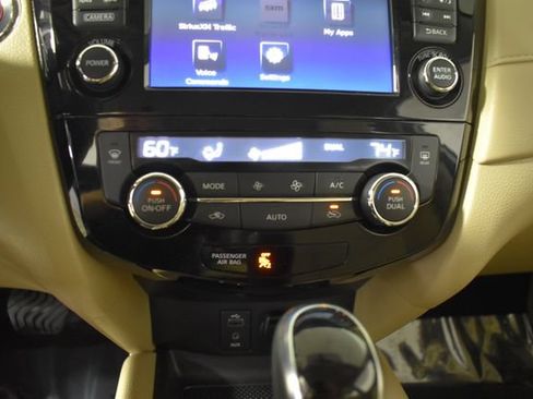 Used 2017 Nissan Rogue SV w/ SV Premium Package FWD image 24