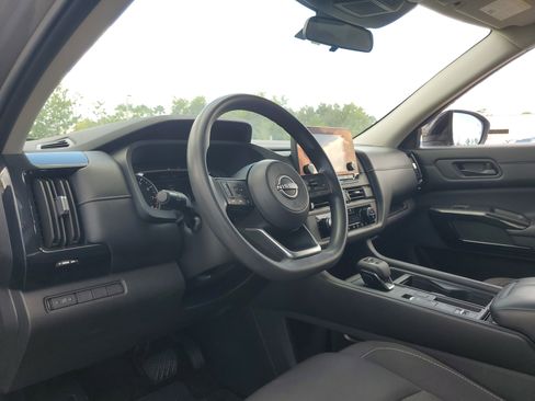 Used 2024 Nissan Pathfinder S image 24