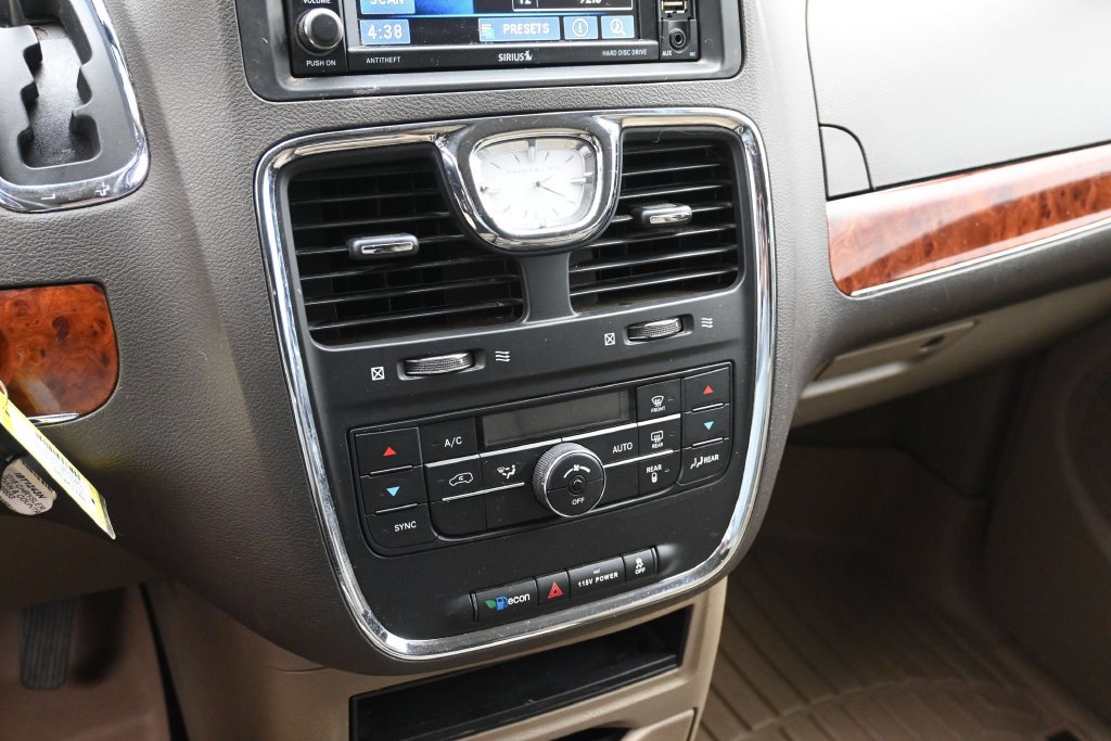 Used 2016 Chrysler Town & Country Touring FWD image 15