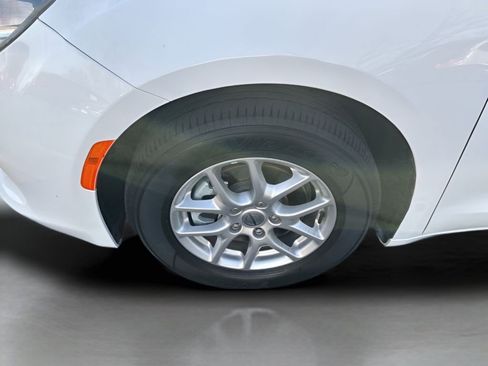 Used 2023 Chrysler Voyager LX image 16