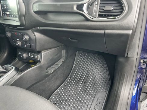 Used 2018 Jeep Renegade Altitude AWD/4WD image 32