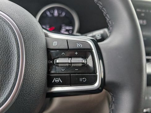 Used 2024 Kia Carnival LX FWD image 17