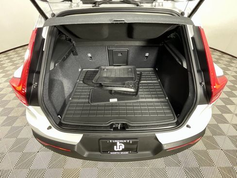 Used 2021 Volvo XC40 T5 Momentum w/ Premium Package image 27