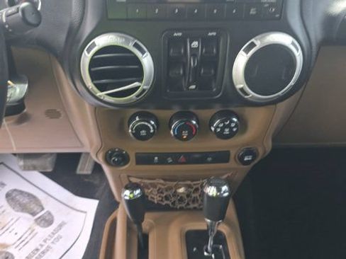 Used 2015 Jeep Wrangler Unlimited Rubicon w/ Connectivity Group AWD/4WD image 14