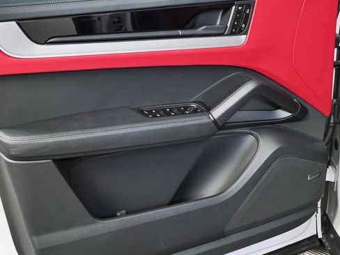 Certified 2026 Porsche Cayenne E-Hybrid Coupe AWD/4WD image 6