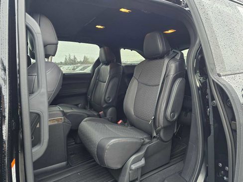 Used 2025 Toyota Sienna Platinum image 20