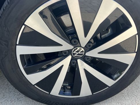 Certified 2023 Volkswagen Taos SE w/ Panoramic Sunroof Package FWD image 12