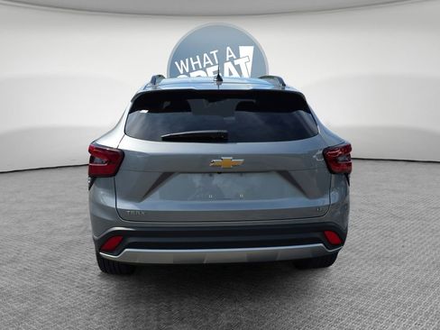 Used 2025 Chevrolet Trax LT FWD image 5