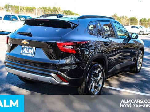 Used 2025 Chevrolet Trax LT w/ LT Convenience Package image 6