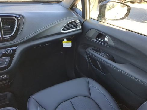 New 2025 Chrysler Pacifica Select image 16