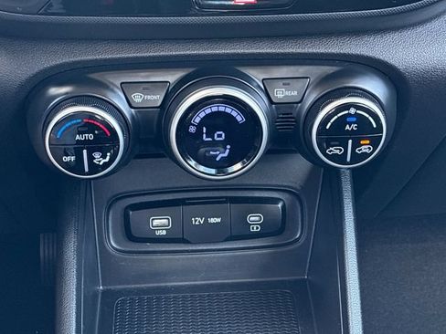 Used 2025 Hyundai Venue SEL FWD image 19