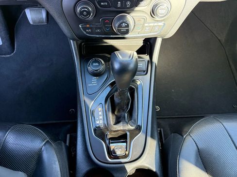 Used 2019 Jeep Cherokee Limited AWD/4WD image 19