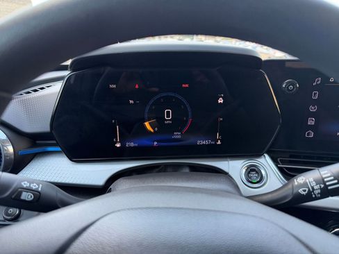 Used 2025 Chevrolet Trax LT FWD image 39