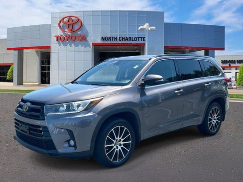 Used 2017 Toyota Highlander SE AWD/4WD image 3