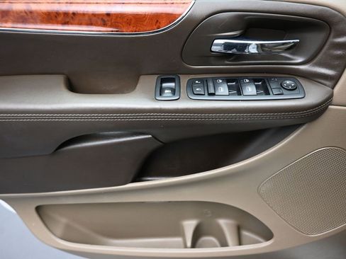 Used 2014 Chrysler Town & Country Touring image 10
