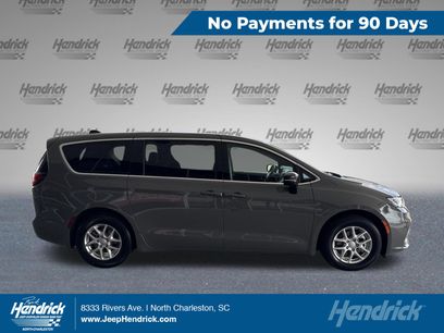 Used 2025 Chrysler Pacifica Select