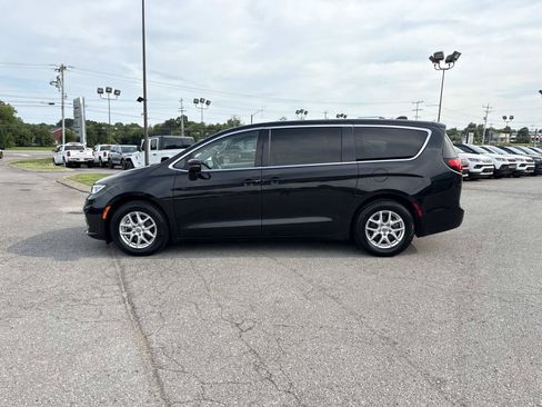 Used 2023 Chrysler Pacifica Touring-L FWD image 8