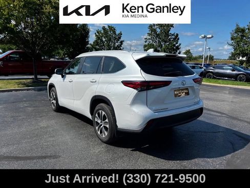 Used 2023 Toyota Highlander XLE AWD/4WD image 7