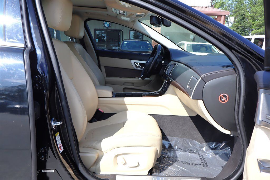 Used 2013 Jaguar XF RWD image 18