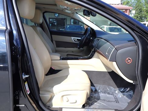 Used 2013 Jaguar XF RWD image 18
