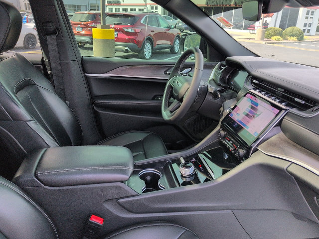 Used 2025 Jeep Grand Cherokee L Limited w/ Black Appearance Package AWD/4WD image 10