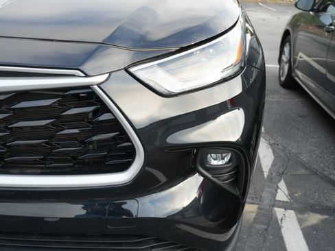 Used 2023 Toyota Highlander XLE FWD image 12