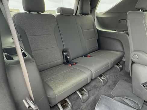 Used 2025 Chevrolet Traverse LT FWD image 32