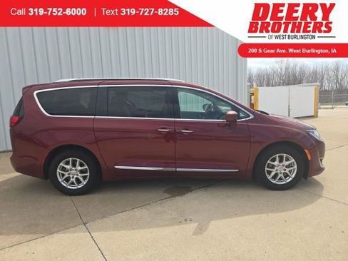Used 2020 Chrysler Pacifica Touring-L FWD image 1