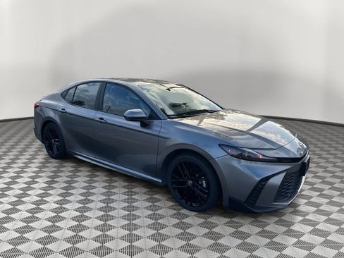 Used 2025 Toyota Camry SE image 3