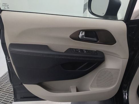 Used 2023 Chrysler Voyager LX image 27