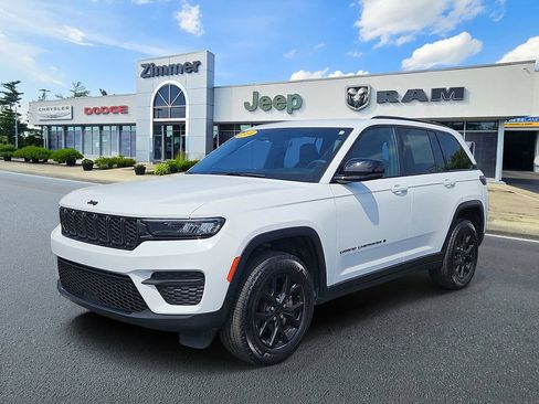 Certified 2024 Jeep Grand Cherokee Altitude AWD/4WD image 2