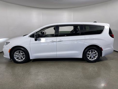 Used 2024 Chrysler Pacifica Touring-L image 6