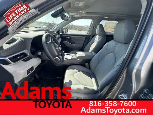 Used 2026 Toyota Highlander Platinum image 5