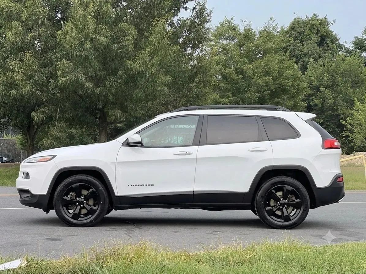 Used 2016 Jeep Cherokee Latitude w/ Comfort/Convenience Group AWD/4WD image 2