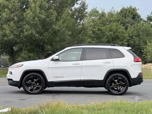 Used 2016 Jeep Cherokee Latitude w/ Comfort/Convenience Group AWD/4WD image 2