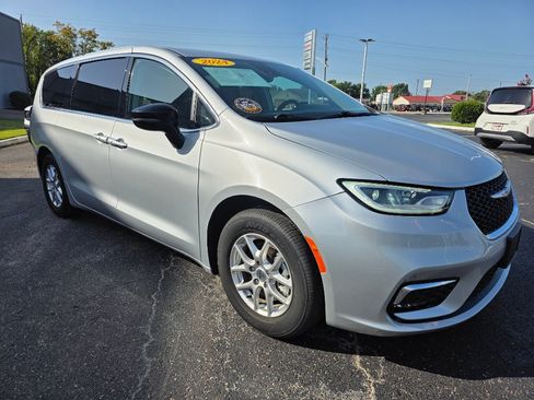Used 2024 Chrysler Pacifica Touring-L FWD image 4