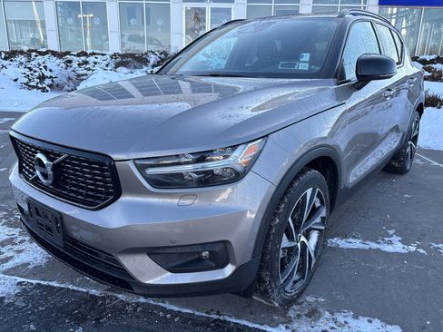 Used 2022 Volvo XC40 T5 R-Design w/ Climate Package image 2