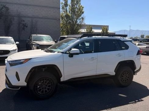 Used 2025 Toyota RAV4 SE AWD/4WD image 3