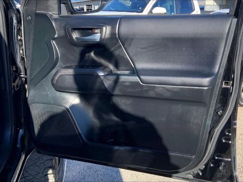 Used 2017 Toyota Tacoma TRD Off-Road w/ Tow Package (A/T) image 21