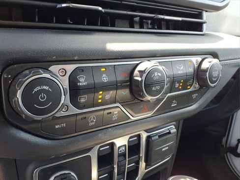Used 2025 Jeep Wrangler Unlimited Sahara AWD/4WD image 7