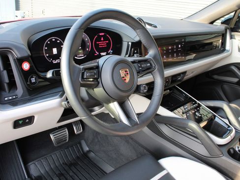 Certified 2025 Porsche Cayenne S image 4