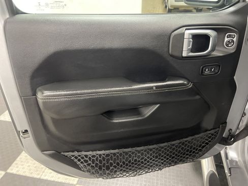 Used 2018 Jeep Wrangler Unlimited Sahara image 10