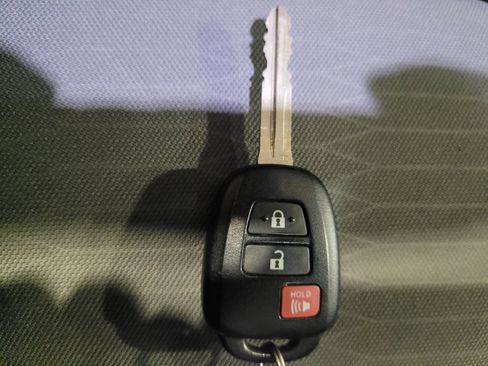 Used 2016 Toyota Tacoma SR5 w/ SR5 Appearance Package (SN) image 32