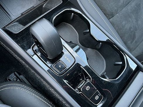 Certified 2025 Volvo XC40 B5 Plus image 23