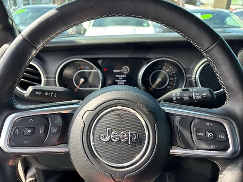 Used 2018 Jeep Wrangler Unlimited Sahara image 12